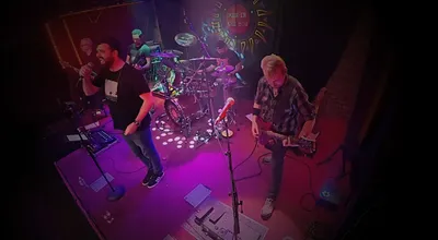 Men in the Box live